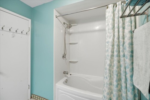 8940 Centaurus Circle, Burnaby, BC - Indoor Photo Showing Bathroom