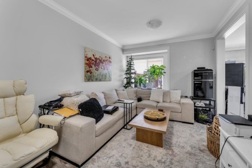 907 Harris Avenue, Coquitlam, BC - Indoor Photo Showing Living Room