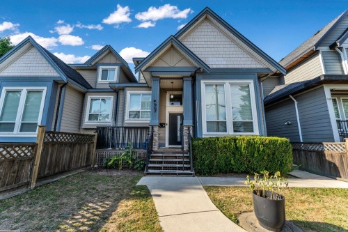 907 Harris Avenue, Coquitlam, BC - Outdoor With Facade