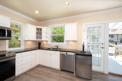 3908 Blenheim Street, Vancouver, BC - Indoor Photo Showing Kitchen With Double Sink