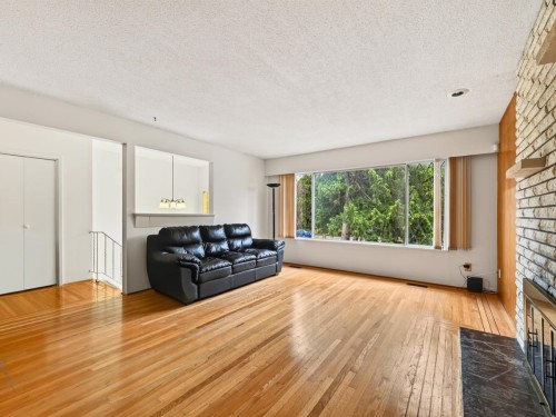 6031 Alta Court, Richmond, BC - Indoor Photo Showing Living Room With Fireplace