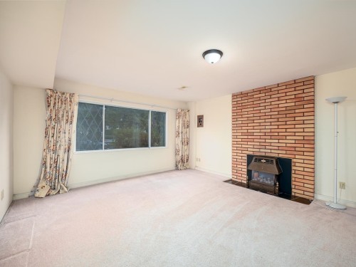 6031 Alta Court, Richmond, BC - Indoor Photo Showing Living Room With Fireplace