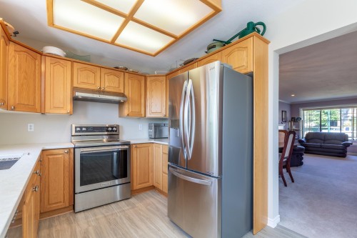 3330 Hyde Park Place, Coquitlam, BC - Indoor Photo Showing Kitchen