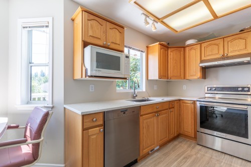 3330 Hyde Park Place, Coquitlam, BC - Indoor Photo Showing Kitchen