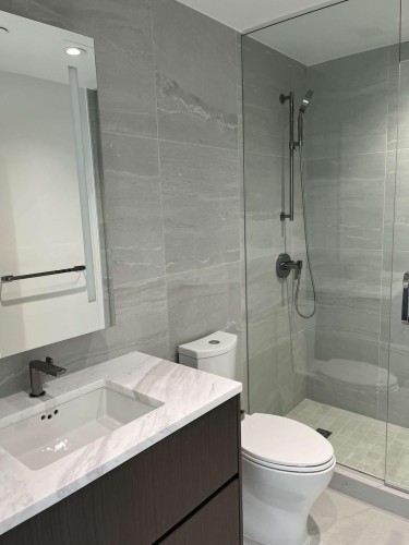 407-785 Harbour Way, North Vancouver, BC - Indoor Photo Showing Bathroom