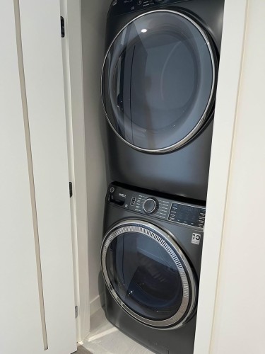 407-785 Harbour Way, North Vancouver, BC - Indoor Photo Showing Laundry Room