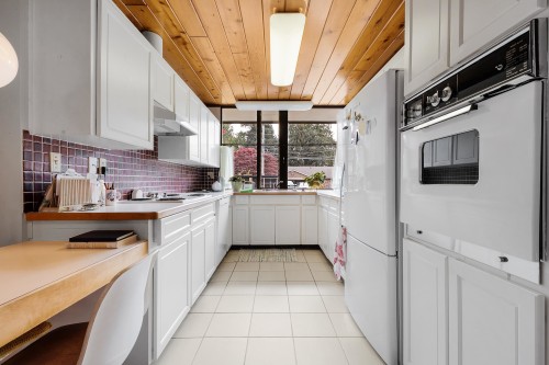 1042 Kuma Crescent, Delta, BC - Indoor Photo Showing Kitchen