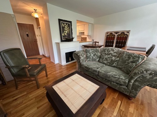 715-1445 Marpole Avenue, Vancouver, BC - Indoor Photo Showing Living Room