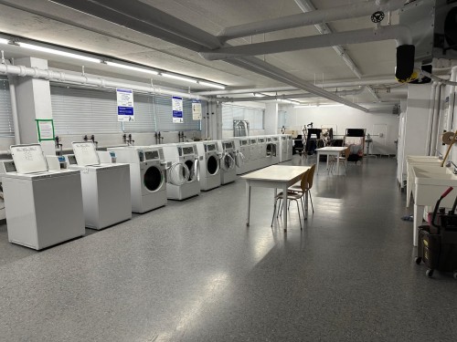 715-1445 Marpole Avenue, Vancouver, BC - Indoor Photo Showing Laundry Room