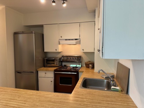715-1445 Marpole Avenue, Vancouver, BC - Indoor Photo Showing Kitchen