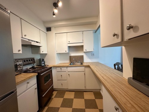 715-1445 Marpole Avenue, Vancouver, BC - Indoor Photo Showing Kitchen
