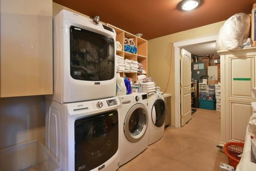 7545 Islets Place, Sechelt, BC - Indoor Photo Showing Laundry Room