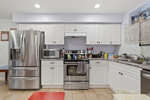 1386 Coast Meridian Road, Coquitlam, BC - Indoor Photo Showing Kitchen With Stainless Steel Kitchen With Double Sink