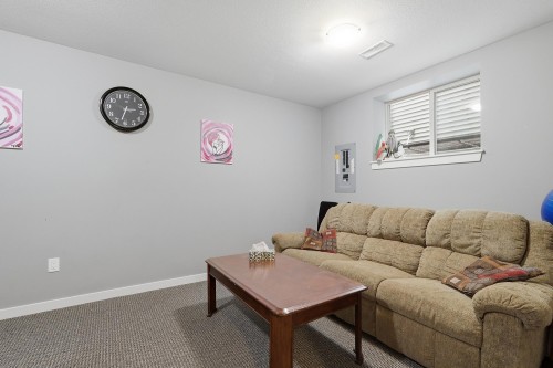 1386 Coast Meridian Road, Coquitlam, BC - Indoor Photo Showing Living Room