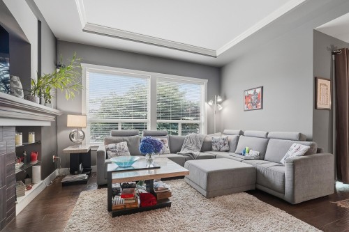 1386 Coast Meridian Road, Coquitlam, BC - Indoor Photo Showing Living Room
