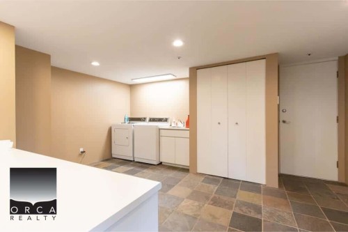2424 Bellevue Avenue, West Vancouver, BC - Indoor Photo Showing Laundry Room