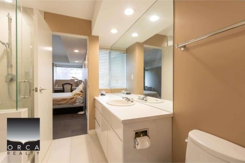 2424 Bellevue Avenue, West Vancouver, BC - Indoor Photo Showing Bathroom
