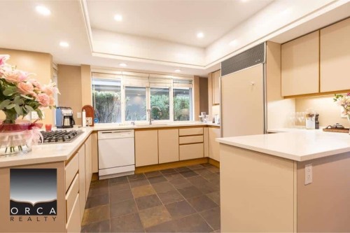 2424 Bellevue Avenue, West Vancouver, BC - Indoor Photo Showing Kitchen