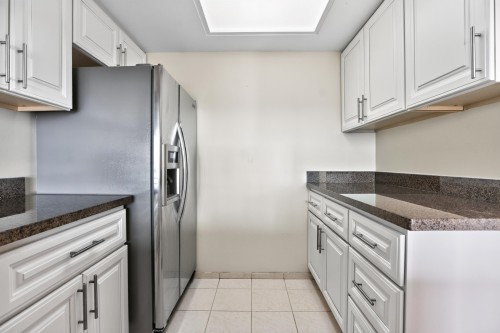 1802-1190 Pipeline Road, Coquitlam, BC - Indoor Photo Showing Kitchen