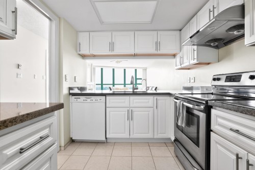 1802-1190 Pipeline Road, Coquitlam, BC - Indoor Photo Showing Kitchen