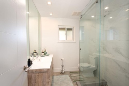 2420 Edgemont Boulevard, North Vancouver, BC - Indoor Photo Showing Bathroom