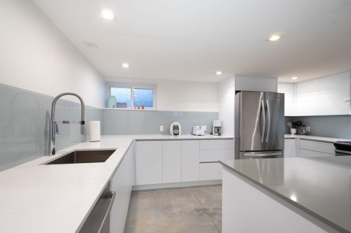 2420 Edgemont Boulevard, North Vancouver, BC - Indoor Photo Showing Kitchen
