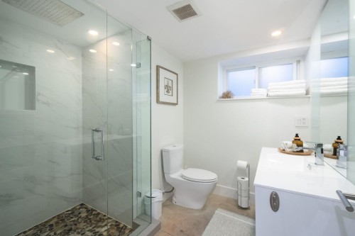 2420 Edgemont Boulevard, North Vancouver, BC - Indoor Photo Showing Bathroom