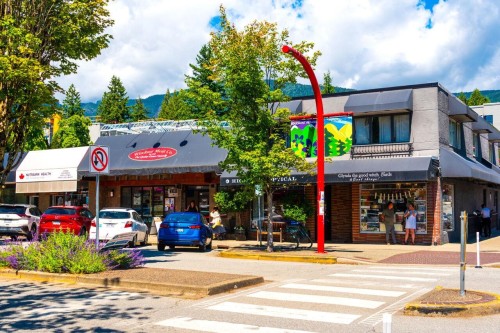 2420 Edgemont Boulevard, North Vancouver, BC - Outdoor