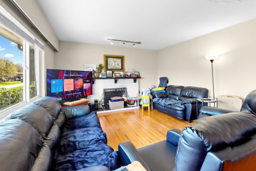 10111 Ainsworth Crescent, Richmond, BC - Indoor Photo Showing Living Room With Fireplace