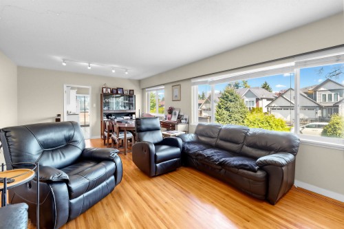 10111 Ainsworth Crescent, Richmond, BC - Indoor Photo Showing Living Room