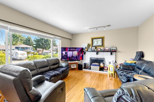 10111 Ainsworth Crescent, Richmond, BC - Indoor Photo Showing Living Room With Fireplace