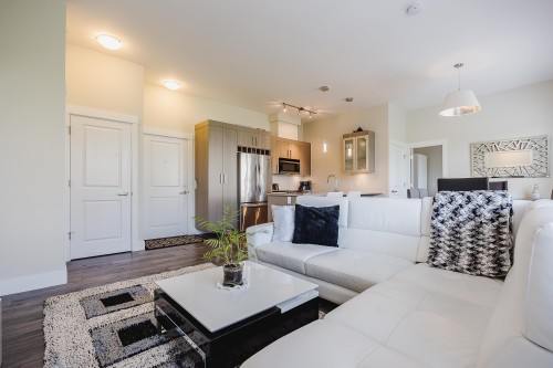409-22327 River Road, Maple Ridge, BC - Indoor Photo Showing Living Room
