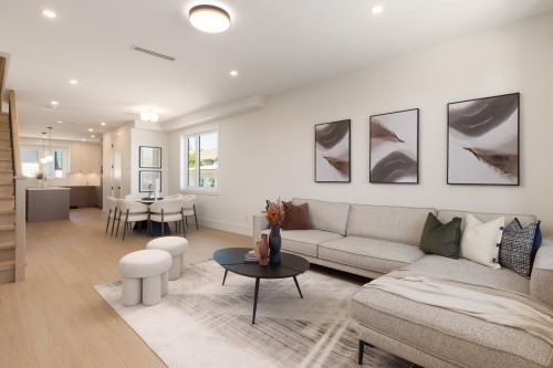 2-6525 Dufferin Avenue, Burnaby, BC - Indoor Photo Showing Living Room