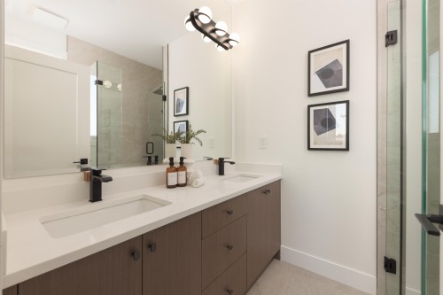2-6525 Dufferin Avenue, Burnaby, BC - Indoor Photo Showing Bathroom