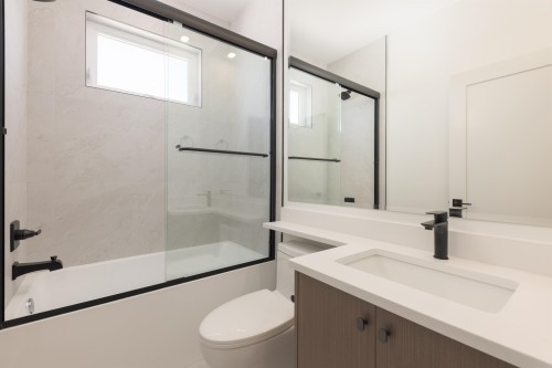 2-6525 Dufferin Avenue, Burnaby, BC - Indoor Photo Showing Bathroom