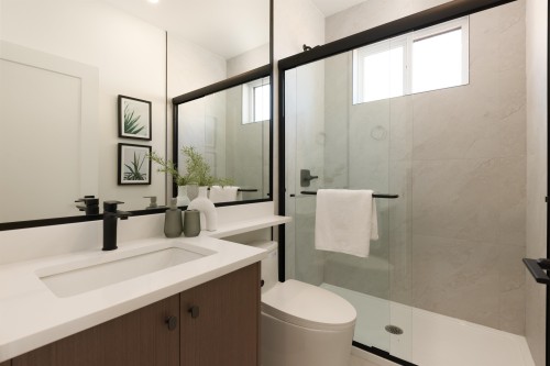 2-6525 Dufferin Avenue, Burnaby, BC - Indoor Photo Showing Bathroom