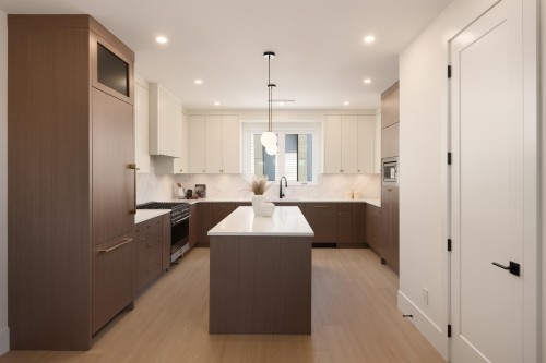 2-6525 Dufferin Avenue, Burnaby, BC - Indoor Photo Showing Kitchen With Upgraded Kitchen