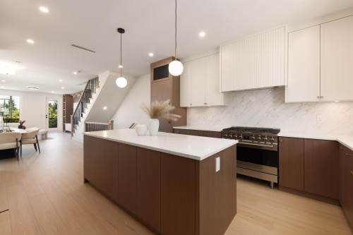 2-6525 Dufferin Avenue, Burnaby, BC - Indoor Photo Showing Kitchen With Upgraded Kitchen