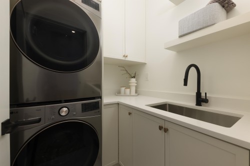 5-6525 Dufferin Avenue, Burnaby, BC - Indoor Photo Showing Laundry Room
