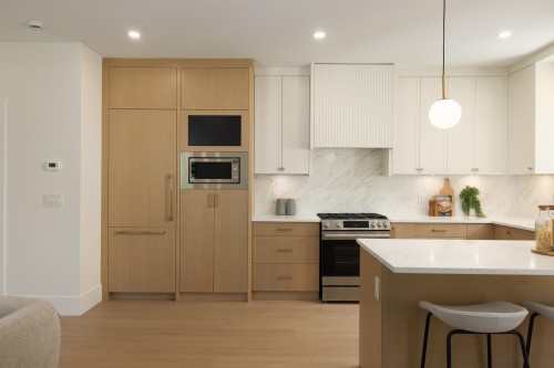5-6525 Dufferin Avenue, Burnaby, BC - Indoor Photo Showing Kitchen With Upgraded Kitchen