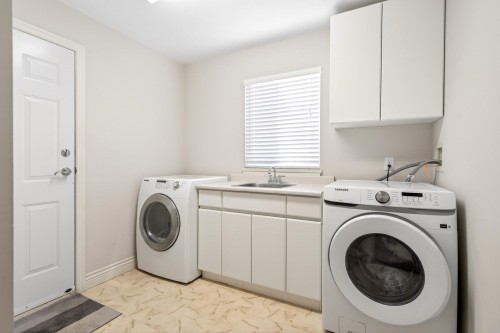 1671 Mallard Court, Coquitlam, BC - Indoor Photo Showing Laundry Room