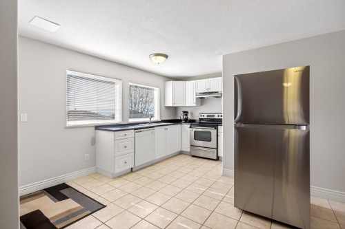 1671 Mallard Court, Coquitlam, BC - Indoor Photo Showing Kitchen