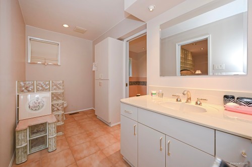4729 Paton Street, Vancouver, BC - Indoor Photo Showing Bathroom