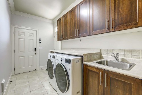 8151 Dalemore Road, Richmond, BC - Indoor Photo Showing Laundry Room