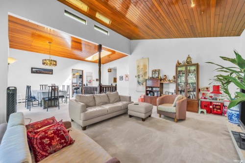 970 Duthie Avenue, Burnaby, BC - Indoor Photo Showing Living Room