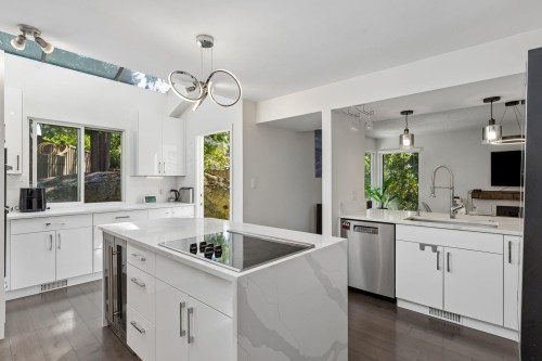 5620 Larson Place, West Vancouver, BC 