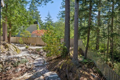5620 Larson Place, West Vancouver, BC 