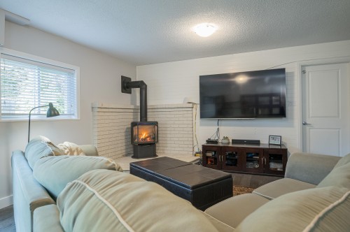 5079 Walker Avenue, Delta, BC - Indoor Photo Showing Living Room With Fireplace