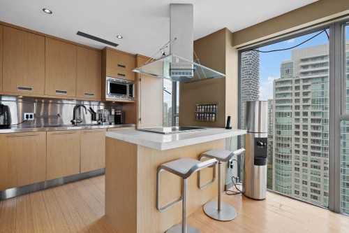 2302-1000 Beach Avenue, Vancouver, BC - Indoor Photo Showing Kitchen