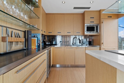 2302-1000 Beach Avenue, Vancouver, BC - Indoor Photo Showing Kitchen
